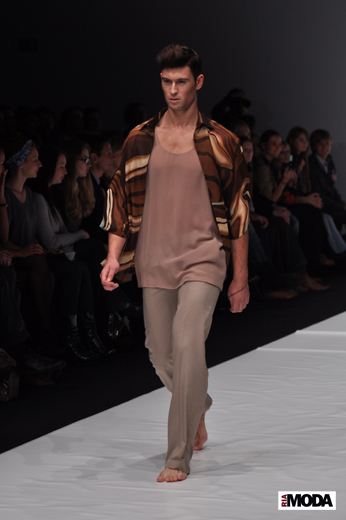 Александр Абрамов, коллекция Prêt-a-Porter весна/лето 2010. Monochrome, Russian Fashion Week. Фотография Андрея Ревенко, ИА «РИА МОДА».
