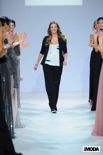 20110402 Aleksandra Serova, Volvo-неделя моды в Москве, коллекция вечерних платьев haute couture (осень-зима 2011/2012) «Лед тщеславия». Фотография Андрея Ревенко, ИА «РИА МОДА».
