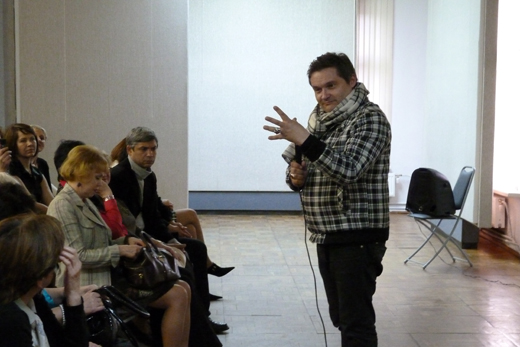 20100602 Выставка «Секреты шляпной коробки» историка моды Александра Васильева в Мурманске. Фотография предоставлена организаторами.