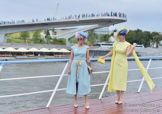 Из коллекции Fashion Ascot дизайнера Лии Гуреевой. Фотография Светланы Яковлевой, главного редактора интернет-портала «Мир женской политики»