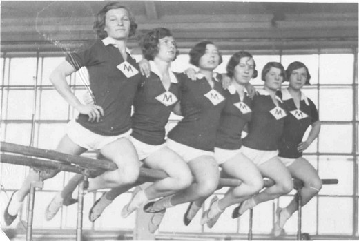 1-ая сборная команда Москвы по гимнастике (девушки на брусьях), 1934. Изображение предоставлено Еленой Истягиной-Елисеевой