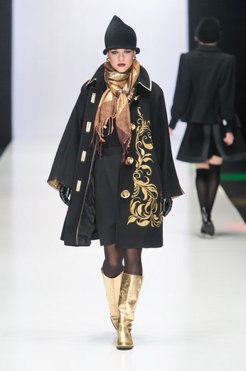 Показ на Mercedes-Benz Fashion Week Russia сезона осень-зима 2015/16. Фотография предоставлена компанией «Трожокские золотошвеи»