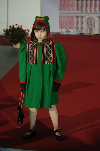 20101105 Выставка-ярмарка «Мультисервис - ХХI век. Мир комфорта и красоты – 2010». Конкурсные показы на «Кубок мэра Москвы в области изготовления дизайнерской одежды». Дизайнеры Анна Зверева и  Надеда Саввина, коллекция «Женский костюм в этническом стиле» (Якутск). Фотография Андрея Малышева, предоставлена организаторами.