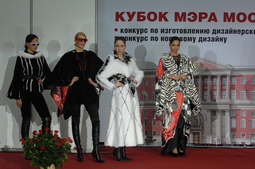 20101105 Выставка-ярмарка «Мультисервис - ХХI век. Мир комфорта и красоты – 2010». Конкурсные показы на «Кубок мэра Москвы в области изготовления дизайнерской одежды». Дом моды «Мадам Матюш» (Москва), коллекция «Черным по белому». Фотография Андрея Малышева, предоставлена организаторами.