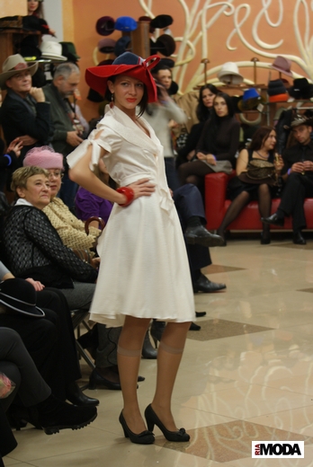 20111109 Салон «Дамский Шик». Показ коллекции Виолетты Литвиновой «Кодумаа» (сезон весна-лето 2011). Фотография Александра Кузнецова, ИА «РИА МОДА».