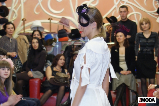 20111109 Салон «Дамский Шик». Показ коллекции Виолетты Литвиновой «Кодумаа» (сезон весна-лето 2011). Фотография Александра Кузнецова, ИА «РИА МОДА».