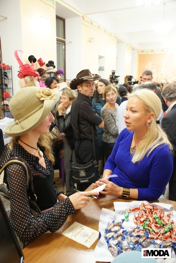 20111109 Салон «Дамский Шик». Показ коллекции Виолетты Литвиновой «Кодумаа» (сезон весна-лето 2011). Фотография Александра Кузнецова, ИА «РИА МОДА».