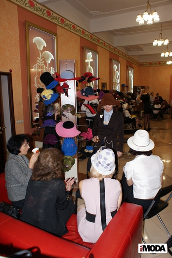 20111109 Салон «Дамский Шик». Показ коллекции Виолетты Литвиновой «Кодумаа» (сезон весна-лето 2011). Фотография Александра Кузнецова, ИА «РИА МОДА».