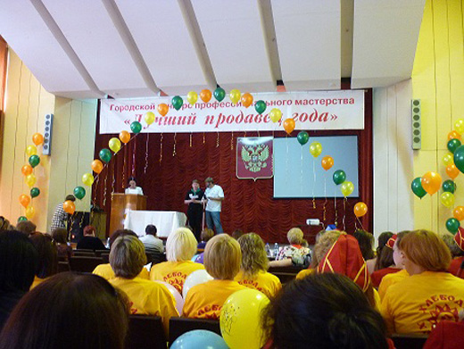 20110808 Продавец из магазина «Вестфалика» вошла в десятку лучших продавцов Омска. Фотография предоставлена ГК «Обувь России».