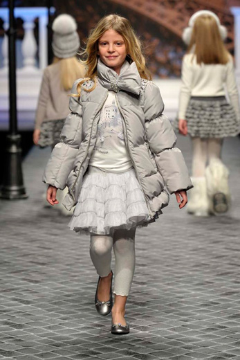 20110907 Коллекция Blumarine, дизайнер Анна Молинари. Фотография предоставлена сетью «Кенгуру».