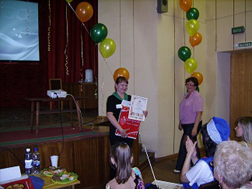 20110808 Продавец из магазина «Вестфалика» вошла в десятку лучших продавцов Омска. Фотография предоставлена ГК «Обувь России».