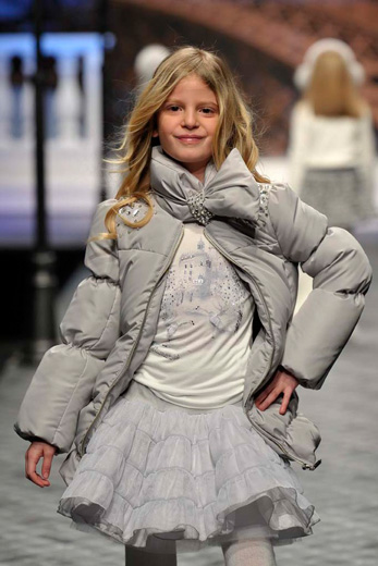 20110907 Коллекция Blumarine, дизайнер Анна Молинари. Фотография предоставлена сетью «Кенгуру».