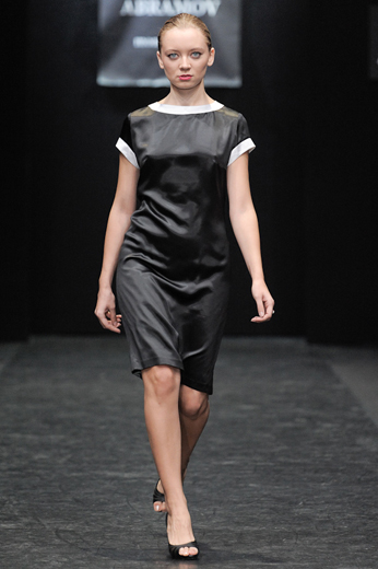 20091021 Показ коллекции «Monochrome» Александра Абрамова на Russian Fashion Week  (весна-лето/2010). Фотография Александра Азарова, агентство «Артефакт»