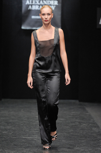 20091021 Показ коллекции «Monochrome» Александра Абрамова на Russian Fashion Week  (весна-лето/2010). Фотография Александра Азарова, агентство «Артефакт»