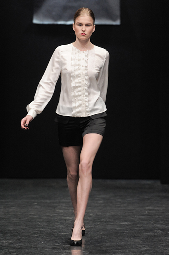 20091021 Показ коллекции «Monochrome» Александра Абрамова на Russian Fashion Week  (весна-лето/2010). Фотография Александра Азарова, агентство «Артефакт»