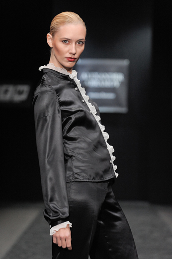 20091021 Показ коллекции «Monochrome» Александра Абрамова на Russian Fashion Week  (весна-лето/2010). Фотография Александра Азарова, агентство «Артефакт»