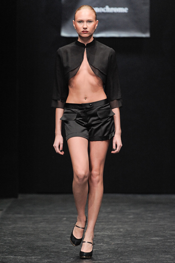 20091021 Показ коллекции «Monochrome» Александра Абрамова на Russian Fashion Week  (весна-лето/2010). Фотография Александра Азарова, агентство «Артефакт»