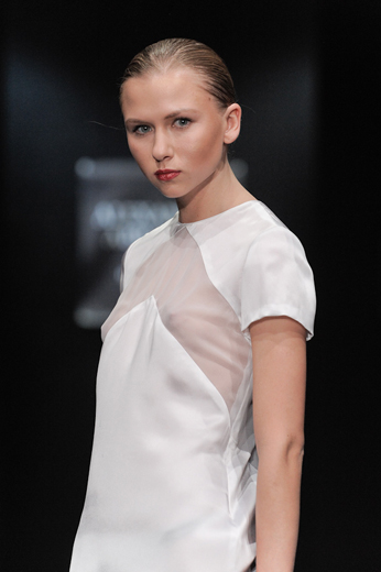 20091021 Показ коллекции «Monochrome» Александра Абрамова на Russian Fashion Week  (весна-лето/2010). Фотография Александра Азарова, агентство «Артефакт»
