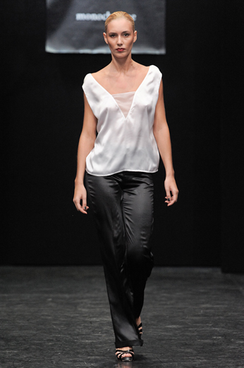 20091021 Показ коллекции «Monochrome» Александра Абрамова на Russian Fashion Week  (весна-лето/2010). Фотография Александра Азарова, агентство «Артефакт»