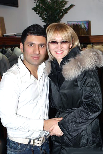 20100108 Награждение победительницы игры «Новогодние звезды» на «Радио Алла». Победительница игры Ольга Колесникова и дизайнер Герман Шалумов. Фотография предоставлена организаторами.