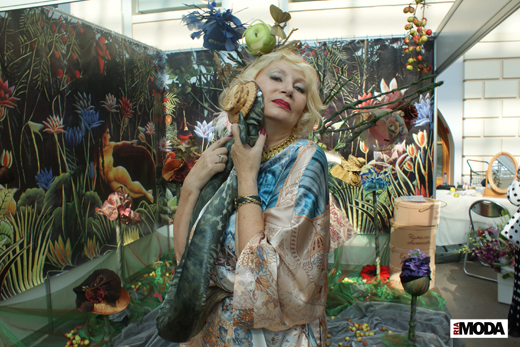 20090917 Дизайнер головных уборов Екатерина Вологдина. Фотография Валентины Кузнецовой, ИА «РИА МОДА».