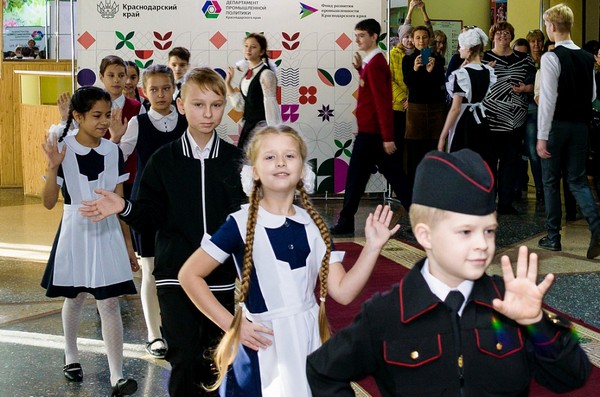 В Краснодарском крае представили новую казачью форму для школьников
