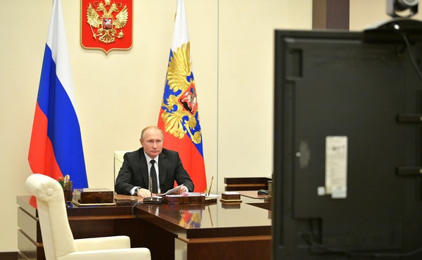 Владимир Путин обсудит с представителями бизнеса меры поддержки легкой промышленности Владимир Путин обсудит с представителями бизнеса меры поддержки легкой промышленности
