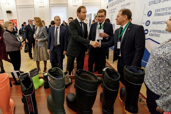 Денис Мантуров оценил продукцию обувной фабрики Nordman Денис Мантуров оценил продукцию обувной фабрики Nordman