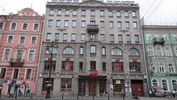 Магазин сети H&M шведской компании Hennes & Mauritz съезжает из здания на Невском проспекте