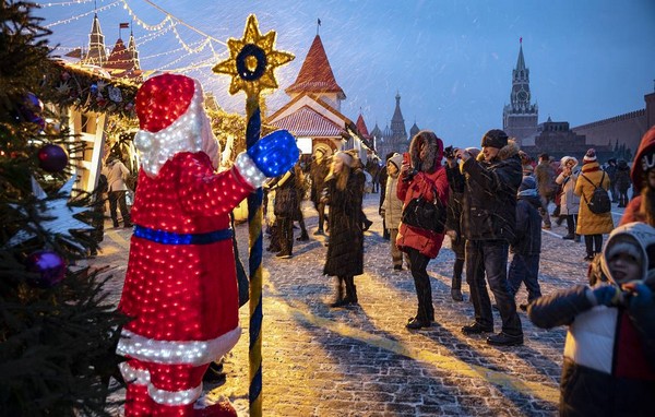 У россиян самыми популярными товарами в начале года стали одежда, обувь, косметика