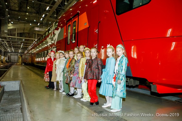 Russia. Modest Fashion Week открылась показом в движущемся поезде