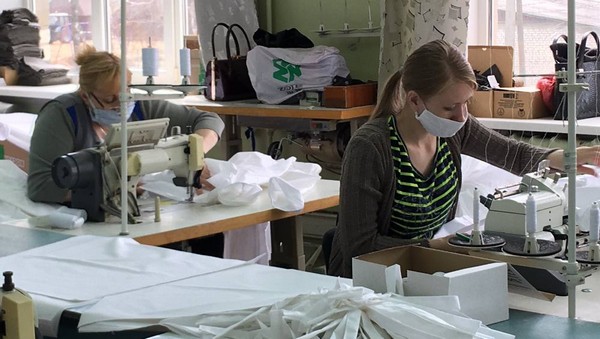 Дубровская швейная фабрика довела выпуск костюмов для медиков до одной тыс. в день