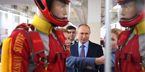 Президент познакомился с ивановским производством, на котором шьют парашюты