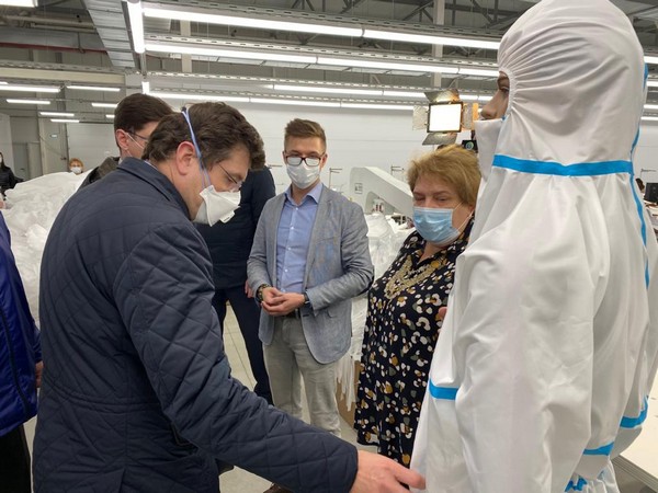 В Нижегородской области начали выпуск защитных костюмов для медицинских целей