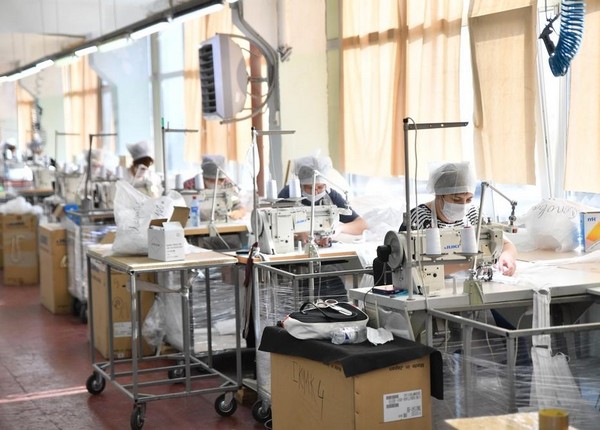 В Саратовской области в апреле выпуск спецодежды вырос почти на 83% В Саратовской области в апреле выпуск спецодежды вырос почти на 83%