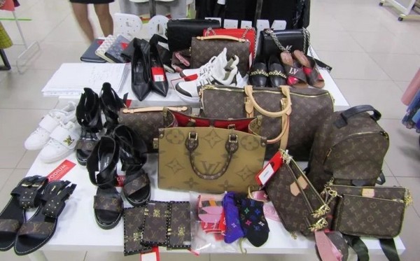 В одном из торговых комплексов Пскова изъяты контрафактные товары с логотипом Louis Vuitton В одном из торговых комплексов Пскова изъяты контрафактные товары с логотипом Louis Vuitton