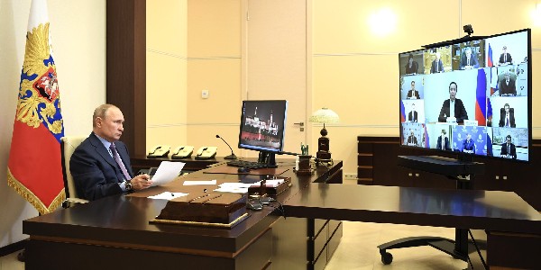 Кремль опубликовал ряд поручений по итогам совещания о ситуации в легкой промышленности РФ
