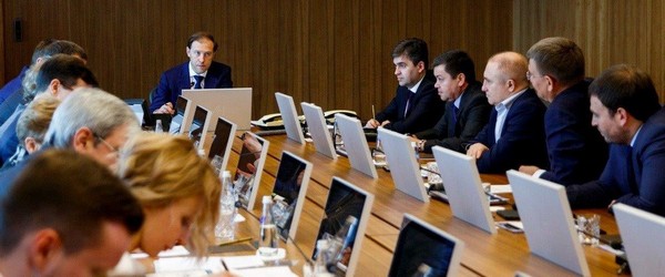 Глава Минпромторга провел совещание по ситуации в легпроме с представителями отрасли